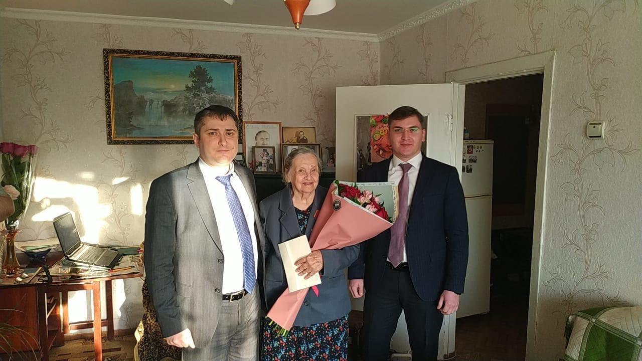 Представители Минтруда посетили участницу блокады Ленинграда проживающую в Буйнакске.