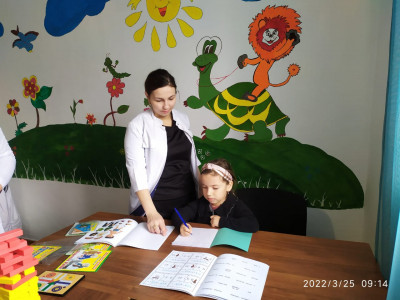 Инструктор по труду Садриева К.Л. проводит занятие с детьми ограниченными возможностями здоровья