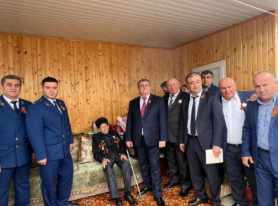 ПРЕДСТАВИТЕЛИ МИНТРУДА РД В ДЕРБЕНТСКОМ РАЙОНЕ В СОСТАВЕ ДЕЛЕГАЦИИ ПРИНЯЛИ УЧАСТИЕ В ТОРЖЕСТВЕННОЙ ВСТРЕЧЕ С УЧАСТНИКОМ ВЕЛИКОЙ ОТЕЧЕСТВЕННОЙ ВОЙНЫ.