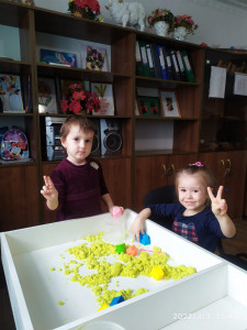 Песок становится своеобразным средством коммуникации для ребенка.