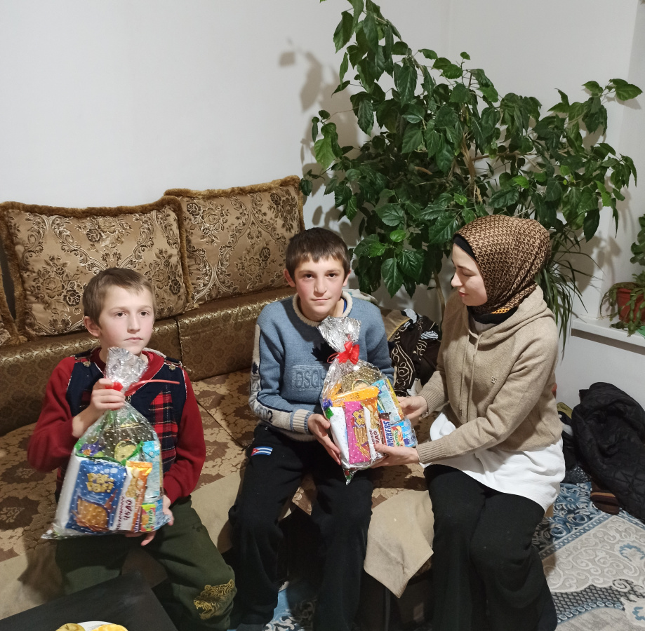 Работники Комплексного центра социального  обслуживания населения Минтруда РД раздали новогодние подарки детям из малообеспеченных семей 