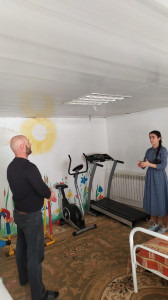 Занятие ЛФК проводит Кулавов Д.А. с подопечной Убаевой П.