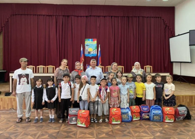 20 малоимущих семей Кизилюрта в их числе и подопечные Центра получили помощь в рамках акции Единой России ' Помоги собраться в школу"