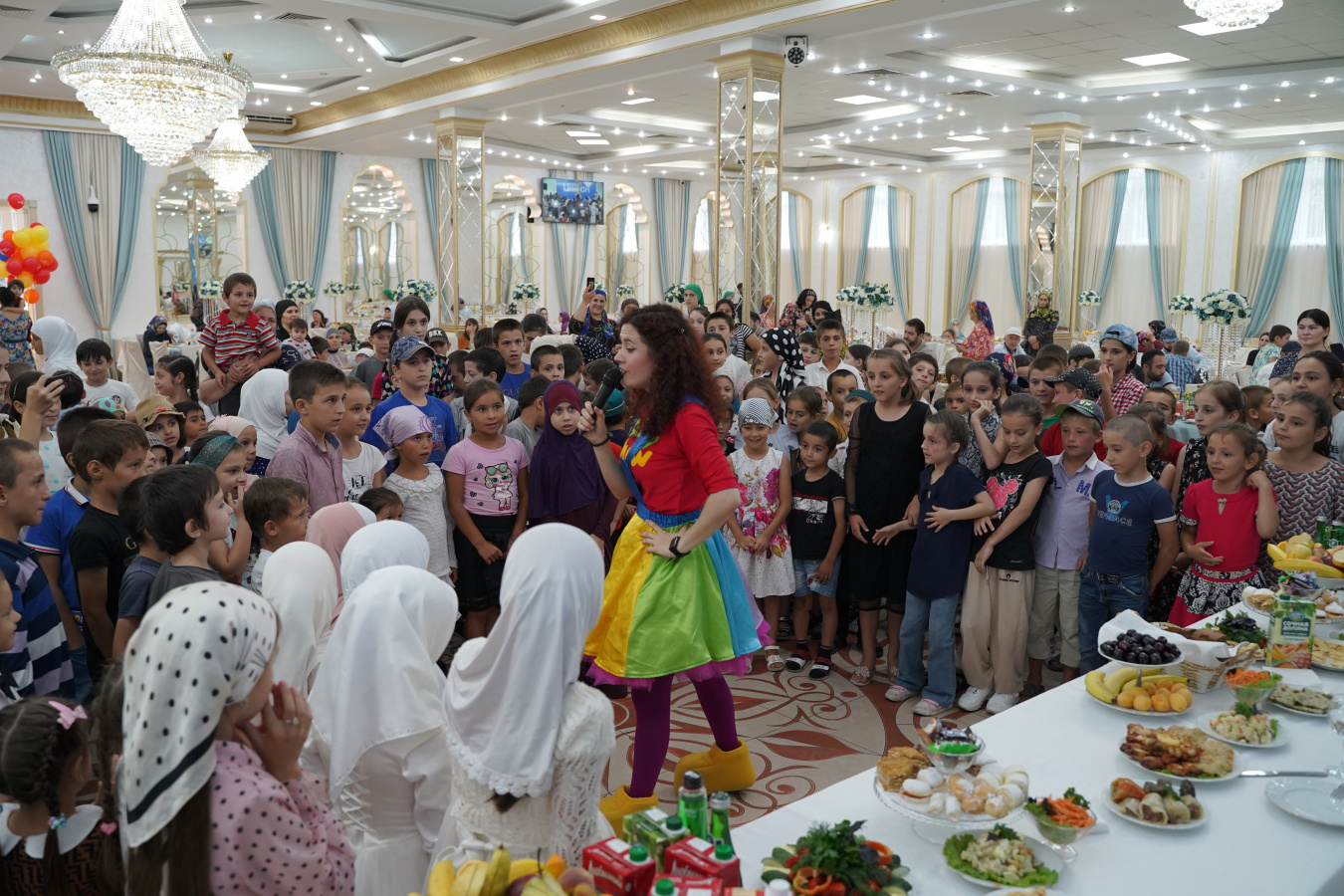 Министр труда и социального развития Дагестана Изумруд Мугутдинова приняла участие в благотворительной акции для детей из малоимущих и многодетных семей, организованной благотворительным фондом «Инсан».