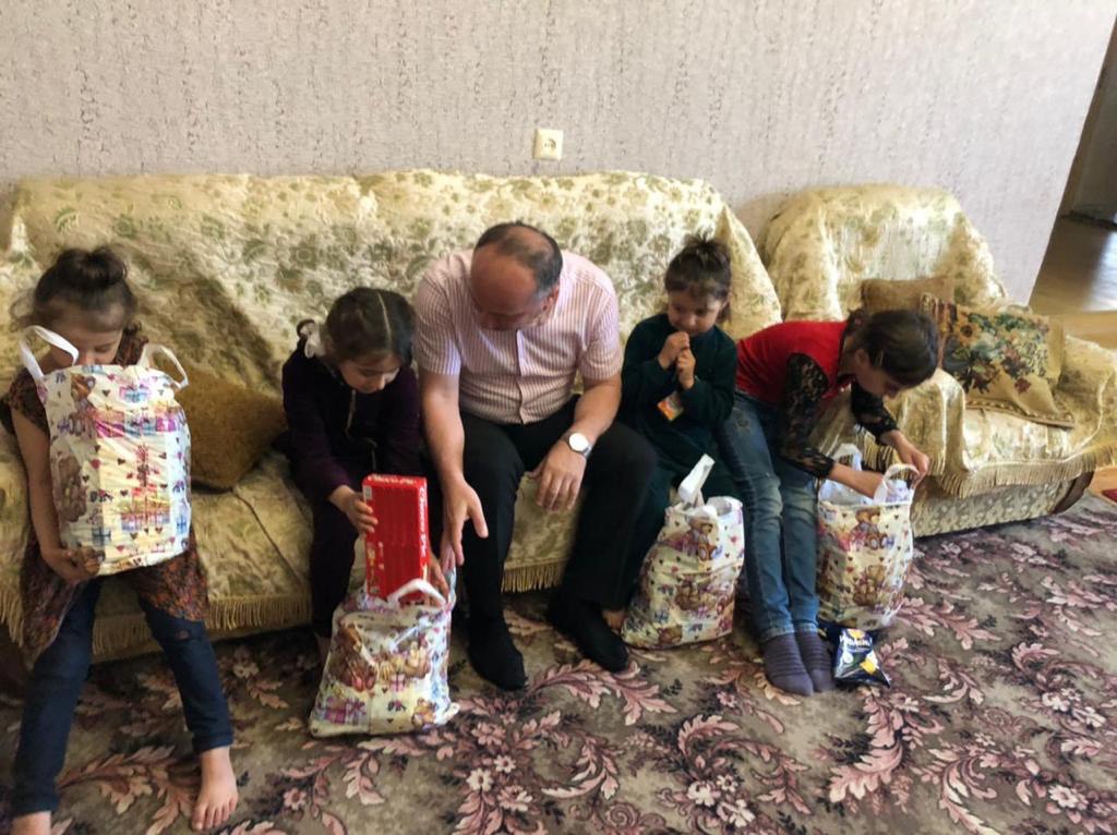 Социальные работники Минтруда Дагестана  поздравили ребят Дербентского района с Международным днём Детей. 