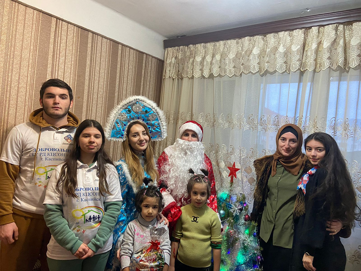 20 несовершеннолетних детей получили новогодние подарки благодаря Центру соцобслуживания Минтруда РД и вожатых СОШ №6 г.Каспийска
