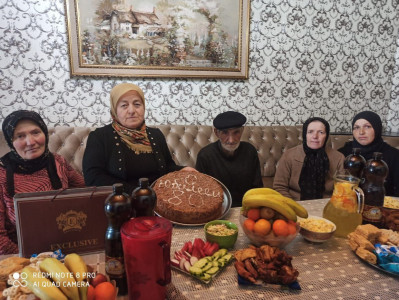 Бригада социальных работников с.В/Гаквари поздравила получателя социально-бытовых услуг