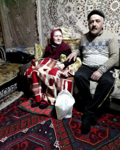 Социальный работник с. Фите Ахмедов Гаджиахмед посетил и поздравил одиноко проживающих женщин с праздником 8 марта