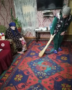 Социальная работница с. Гоа Шабсунова Мафинат при исполнении служебных обязанностей