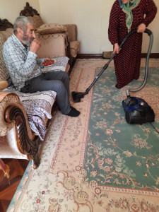 оказывает социальные услуги подопечному.