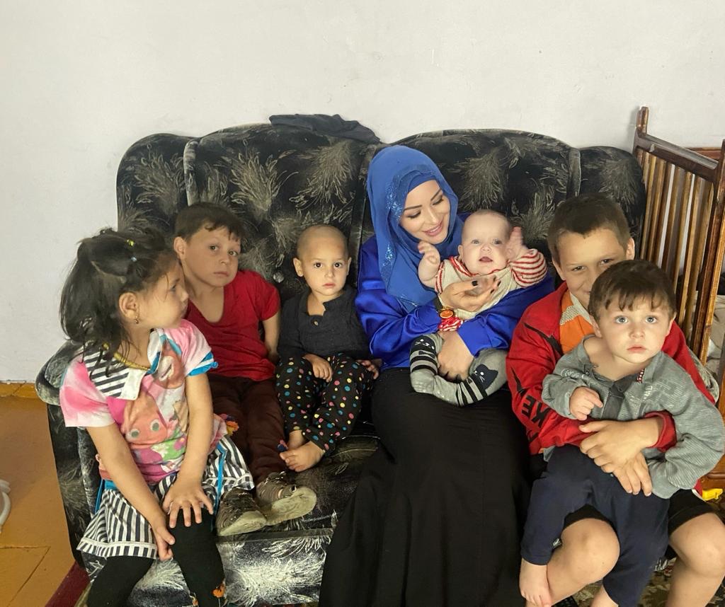        В Хунзахском районе работники Минтруда РД обследовали жилищно-бытовые условия многодетной семьи