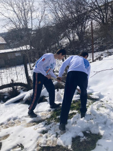 Волонтерская акция по уборке снега в помощь престарелым.