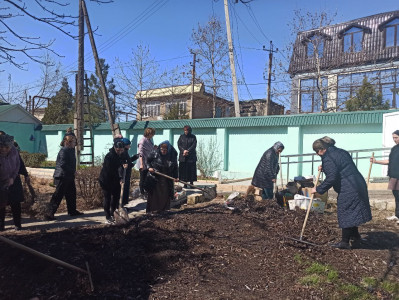 Социальные работники 1-го отделения граждан пожилого возраста и инвалидов на дому провели субботник на территории Центра