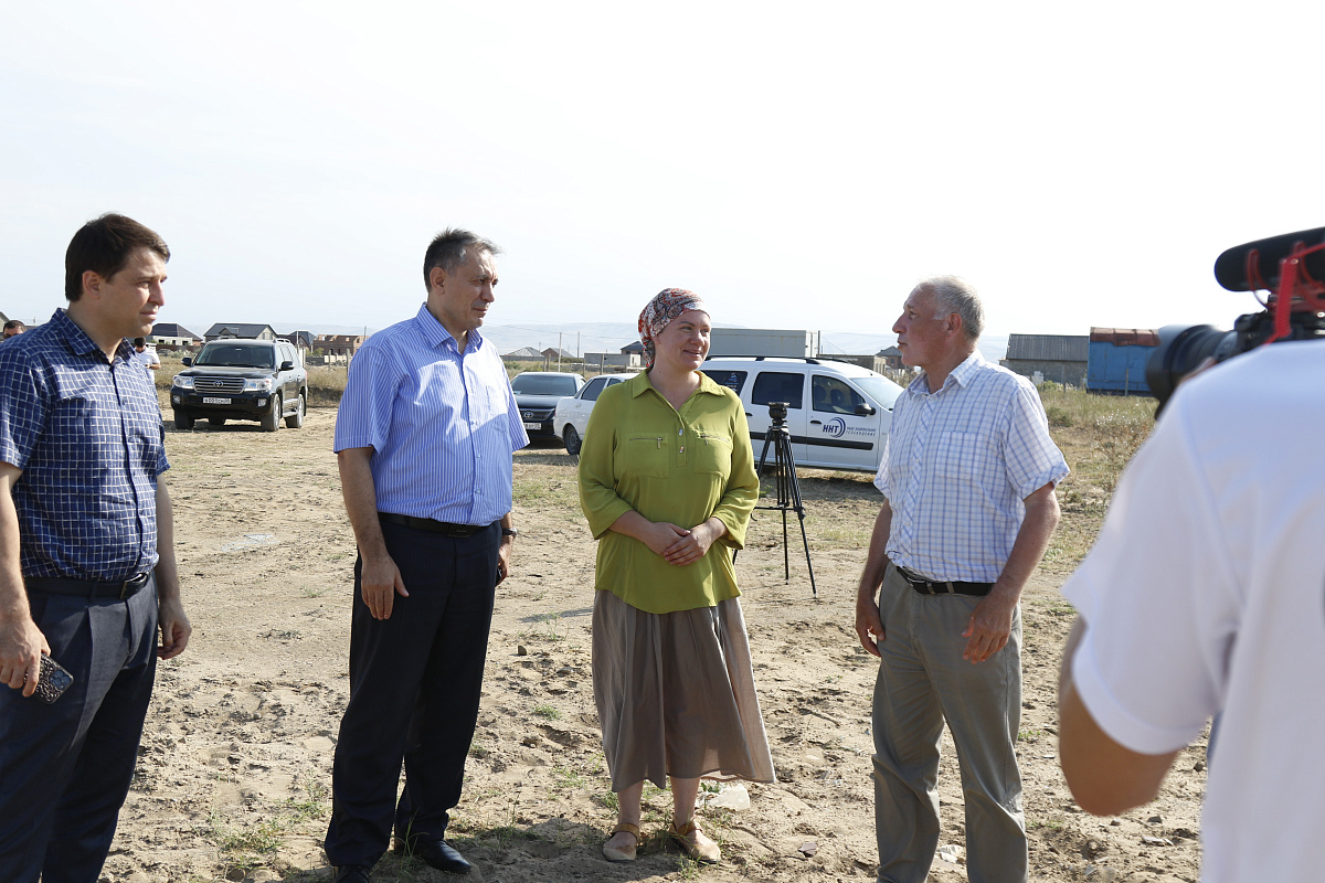 По поручению Главы республики Сергея Меликова, Абдурахман Махмудов посетил учительницу из Каспийска 