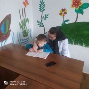 Воспитатель Реабилитационного центра Гамидова Наида М. проводит занятие по теме: «Путешествие по стране «Пиши-Читай»