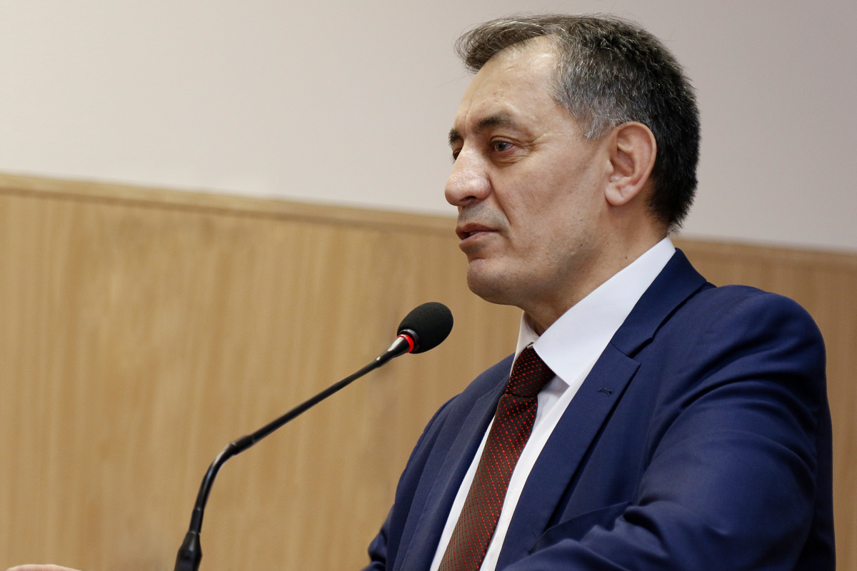 Абдурахман Махмудов поздравил сотрудниц Минтруда Дагестана с наступающим праздником 8 марта