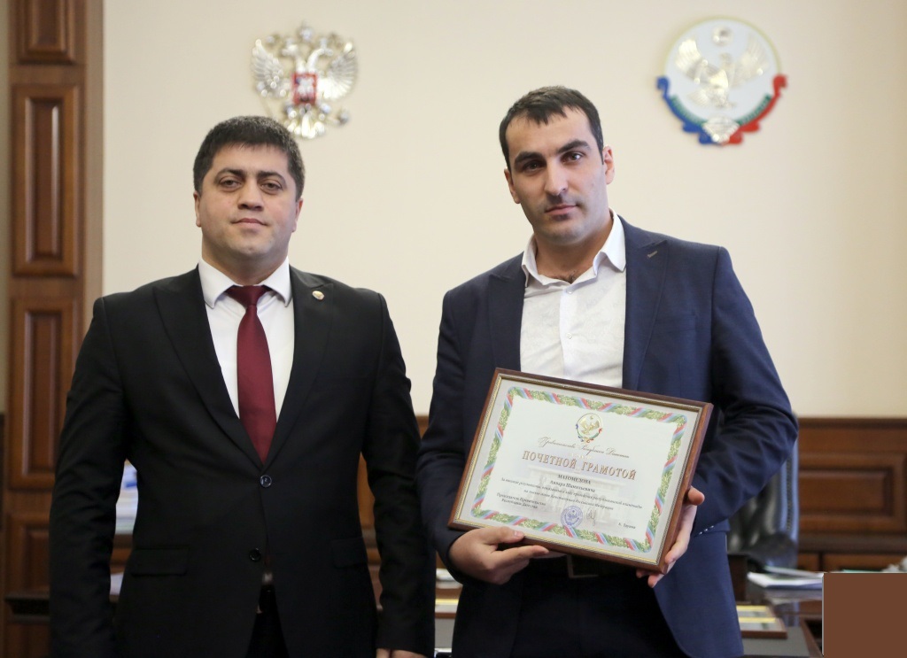 Сотрудник  министерства труда и социального развития Дагестана Анвар Магомедов награжден почетной грамотой Республики Дагестан.