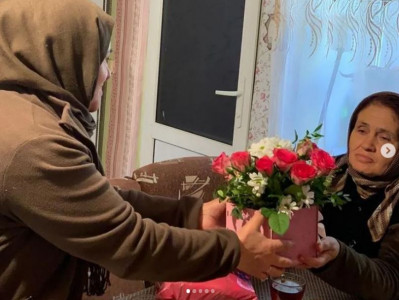 Социальная работница Джабарова Байранкиз селения Тпиг посетила своих подопечных и поздравила с Международным женским днём 8 марта.