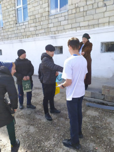 Социальный педагог отделения Магомедова Р. и специалист Магомедова М.совместно с волонтёрами центра ГБУ РД КЦСОН в МО "Левашинский район" провели раздачу буклетов в средней общеобразовательной школе #2 среди старшеклассников на тему: " Противодействие те