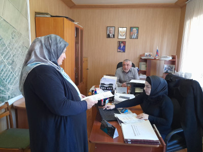 Сегодня 22.04.2022г специалист ГБУ РД КЦСОН в МО«Хасавюртовский район» отделения ОСОДиСД , Магомедова Кумсият М.выехала в с.Кокрек Посетила сельскую администрацию для выявления семей находящихся а социально опасном положении и беженцев с Украины.