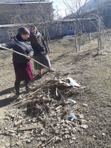 Соц.работница Вагабова Г. оказывает социально-бытовые услуги своей подопечной из с.А.Архит.