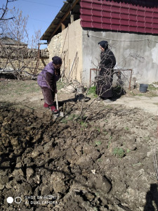Соц.работница Ибрагимова З. проводит оказывает социально-бытовые услуги своей подопечной из с.Цинит.