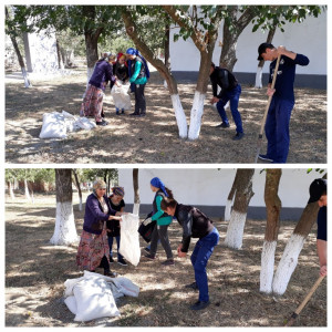 С.Шагада. Волонтеры и соц.работник Исмаилова Марьям у обслуживаемых центром Курамагмедовой Патимат и Ахмедовой Гулистан