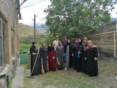 Работники Центра провели субботник.