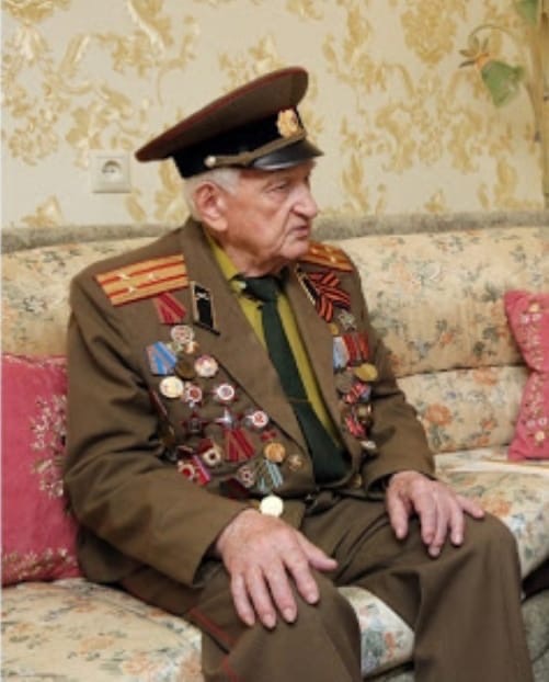 Представители Минтруда посетили участников Сталинградской битвы.