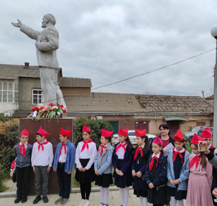 Сопровождение подопечных детей к памятнику В.И.Ленину.