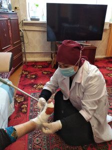 Медсестра оказывает медицинские услуги