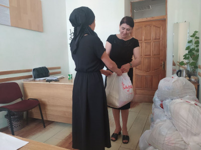 Содействие специалистов КЦСОН С.Стальского района с Б/Ф. "Инсан" по раздаче помощи для семей, находящихся в ТЖС.