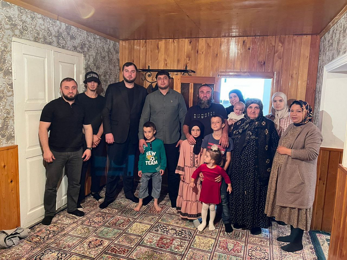 Социальные работники Минтруда Дагестана в Хасавюртовском районе поздравили многодетные семьи с рождением  11 и 12 ребенка.