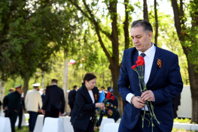 Абдурахман Махмудов - инял участие в торжественных мероприятиях посвящённых празднованию 77-й годовщины Великой Победы Сегодня, 9 мая, Министр труда и социального развития Дагестана Абдурахман Махмудов принял участие в Мемориальной церемонии, которая пр