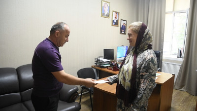 ПРИ СОДЕЙСТВИИ МИНТРУДА ДАГЕСТАНА УЧИТЕЛЬНИЦЕ ИЗ КАСПИЙСКА ОКАЗАНА МАТЕРИАЛЬНАЯ ПОМОЩЬ НА СТРОИТЕЛЬСТВО ДОМА