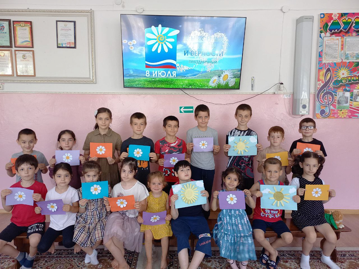 В День семьи, любви и верности в Реабилитационном центре для детей и подростков в Казбековском районе организовали праздничный утренник