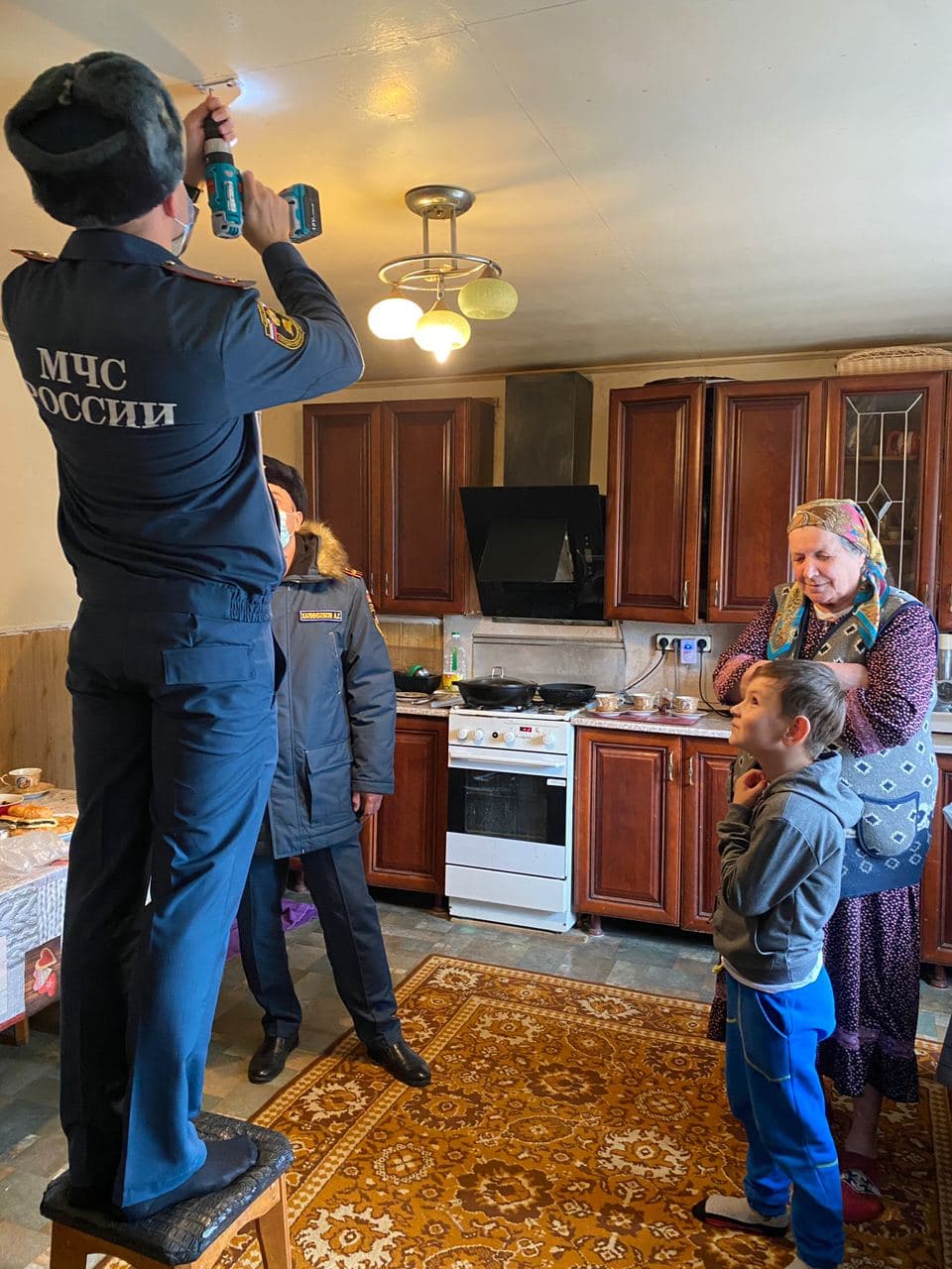 Минтруда Дагестана совместно с МЧС бесплатно установили многодетным семьям пожарную сигнализацию.