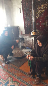 Социальная работница селения Чираг Габибуллаева Г. оказывает социально бытовые услуги своим подопечным.
