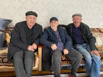 Поздравили инвалида ВОВ Рабаданова Раджаба Рабадановича с Ураза- байрамом .