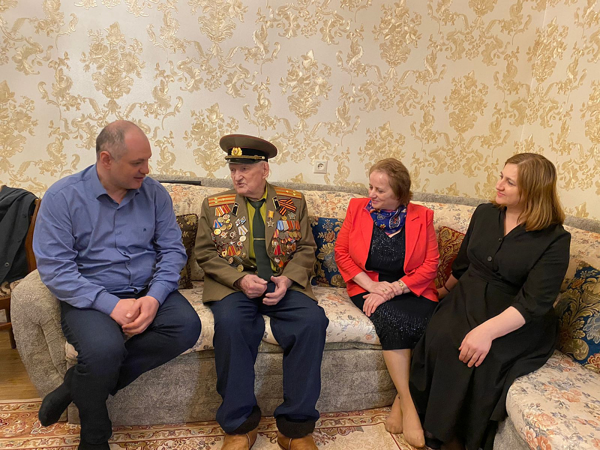 Работники Службы занятости Минтруда Дагестана поздравили Ветерана ВОВ Виктора Хрисанова с Днем Победы 