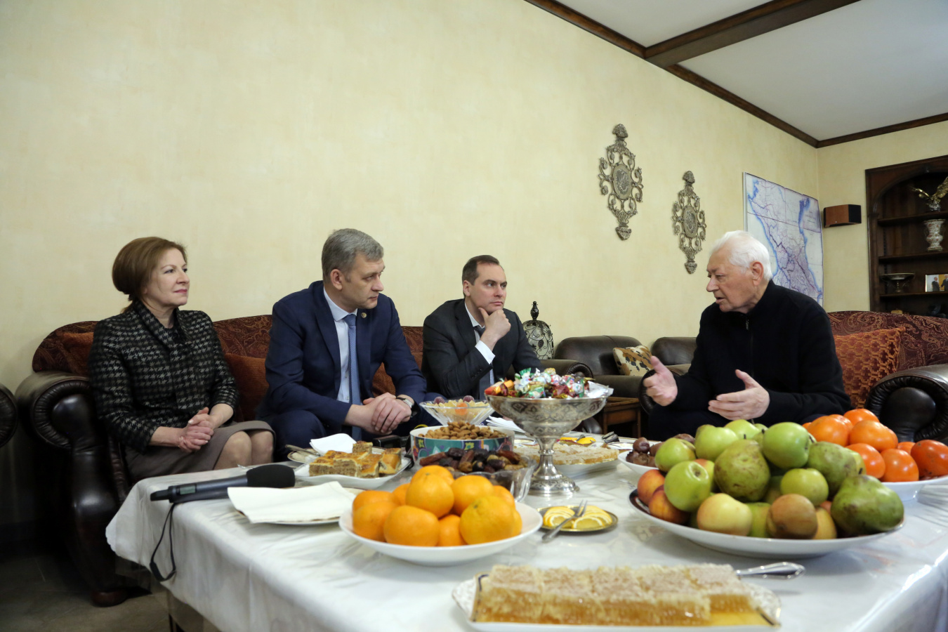 Изумруд Мугутдинова в составе Правительственной делегации поздравила почетного председателя Государственного совета республики Магомедали Магомедова с Днем Героев