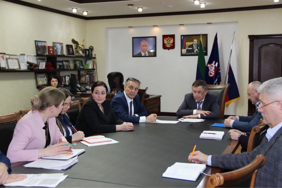 Абдурахман Махмудов и Магомед Исаев обсудили проблемные вопросы, возникающие при осуществлении выплат семьям с детьми