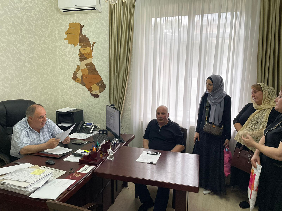 В соцзащите Хасавюртовского района прошло заседание комиссии по оказанию социальной помощи на основании проекта «Социальный контракт».	