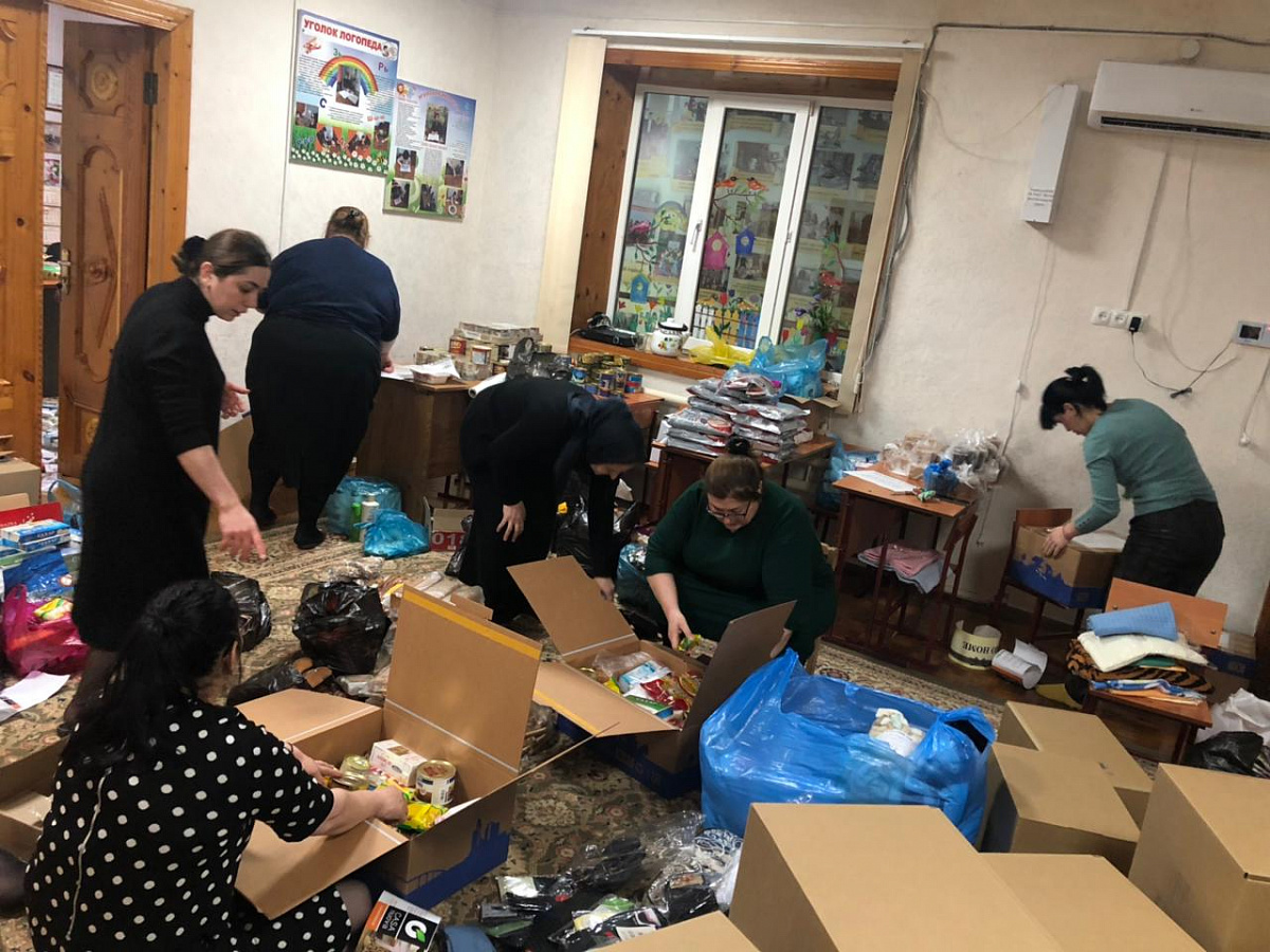 Социальные работники Минтруда Дагестана приняли участие в акции «Посылка от мамы» направленной на поддержку дагестанских контрактных военнослужащих участвующих в спецоперации на территории ДНР и ЛНР