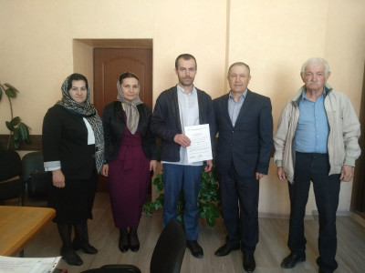 Вручение свидетельства о предоставлении безвозмездной субсидии на приобретение жилья ветеранам боевых действий.