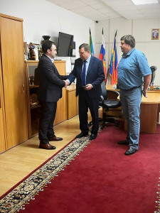 Глава Кизляра поздравил руководителя ГКУ РД УСЗН в МО «г.Кизляр»