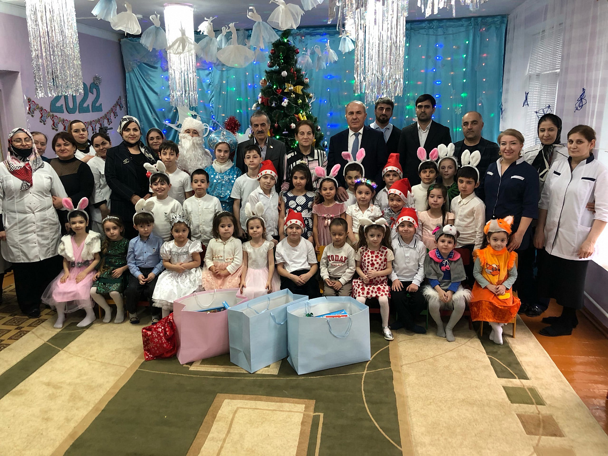 В Реабилитационном центре Минтруда РД в Избербаше более 70 детей погрузили в сказочную атмосферу любимого всеми новогоднего праздника