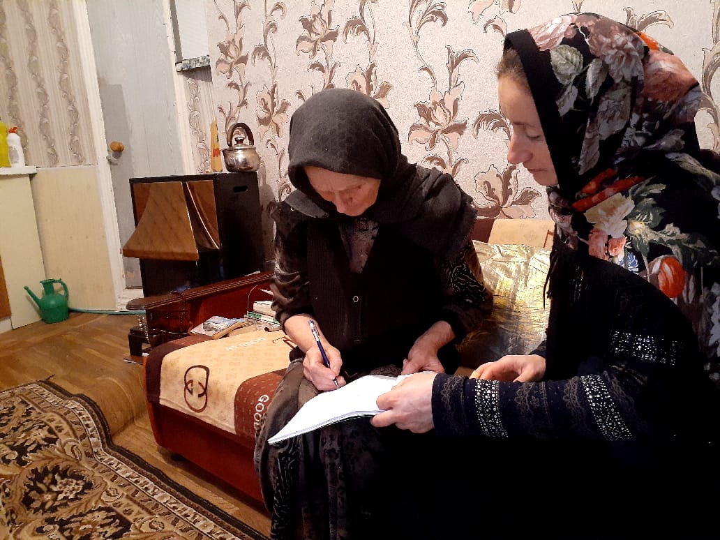 Социальные работники  Минтруда Дагестана информируют своих подопечных о вакцинации против COVID-19.