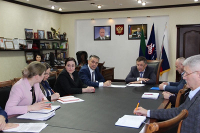 Абдурахман Махмудов с руководителями структурных подразделений Минтруда Дагестана приняли участие в совещании по вопросам многочисленных отказов в выплате пособия на детей с 8 до 17 лет включительно.