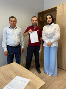 Вручение свидетельства о предоставлении безвозмездной субсидии на приобретение жилья инвалиду Магадаеву Раджапу Халидовичу